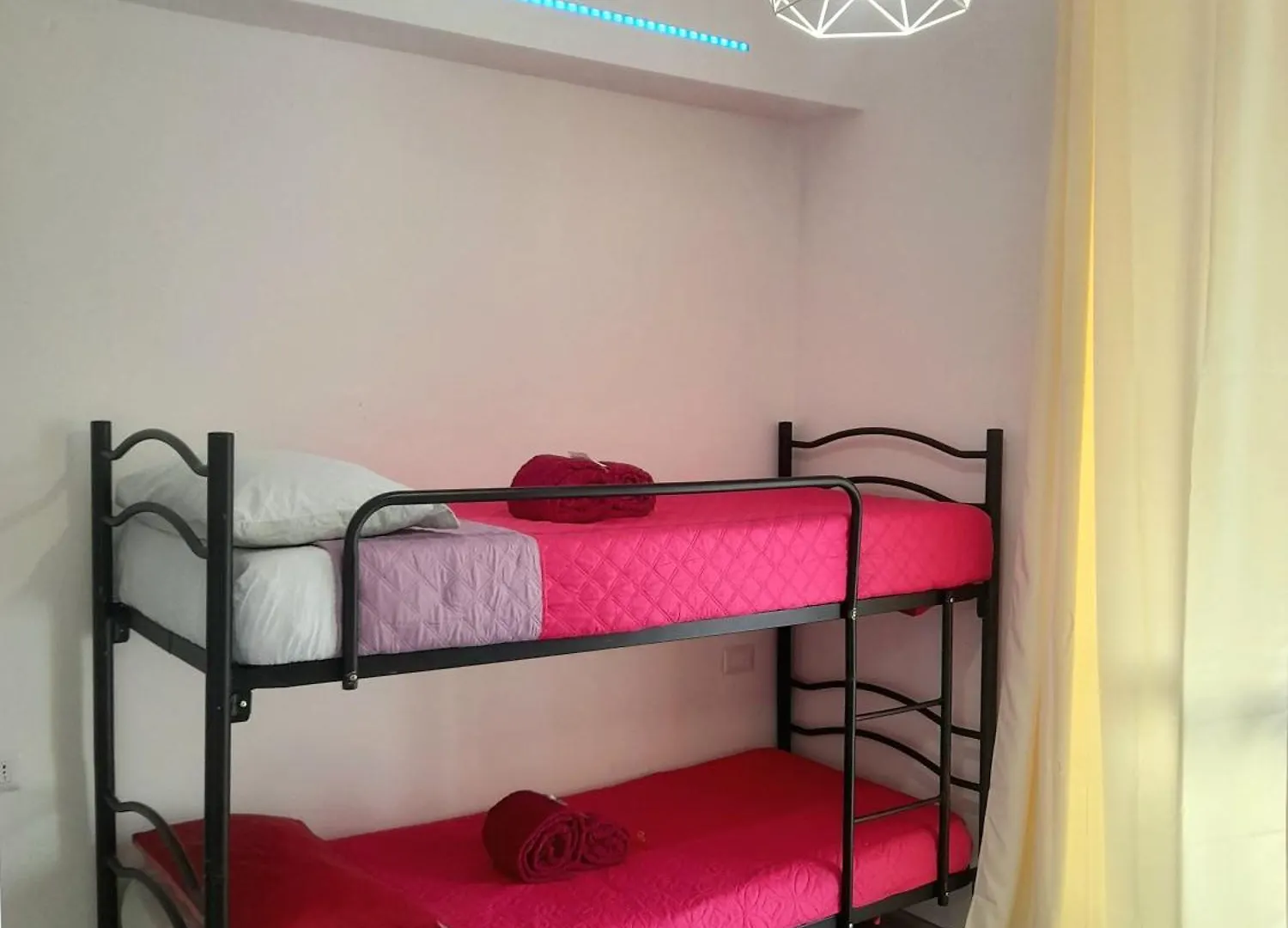 -L' Oasi Del Turista, Room 4- Central Station Milano 0*,  İtalya